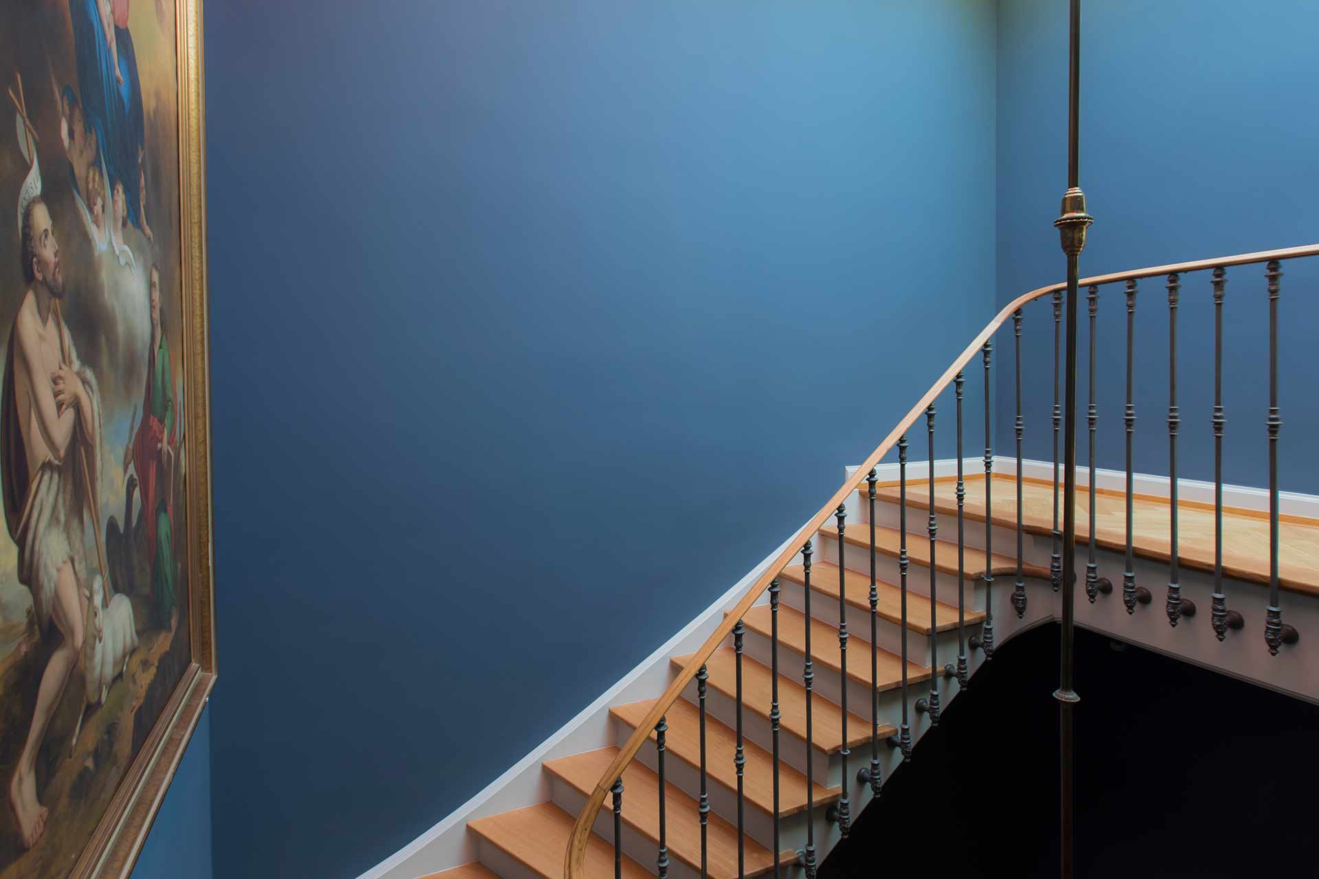 Treppenhaus mit blauer Wandfarbe
