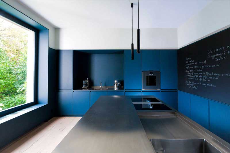 Eine von Innen veredelte Küche mit blauen Akzenten