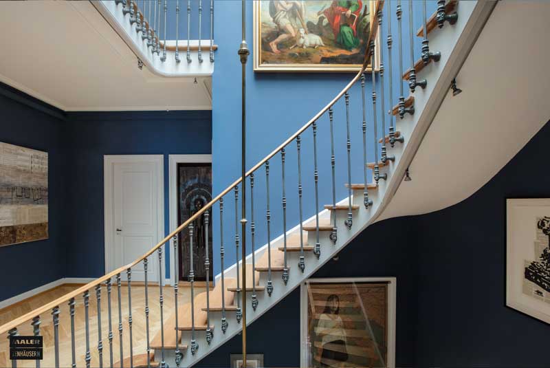 Foto eines blauen Treppenhauses