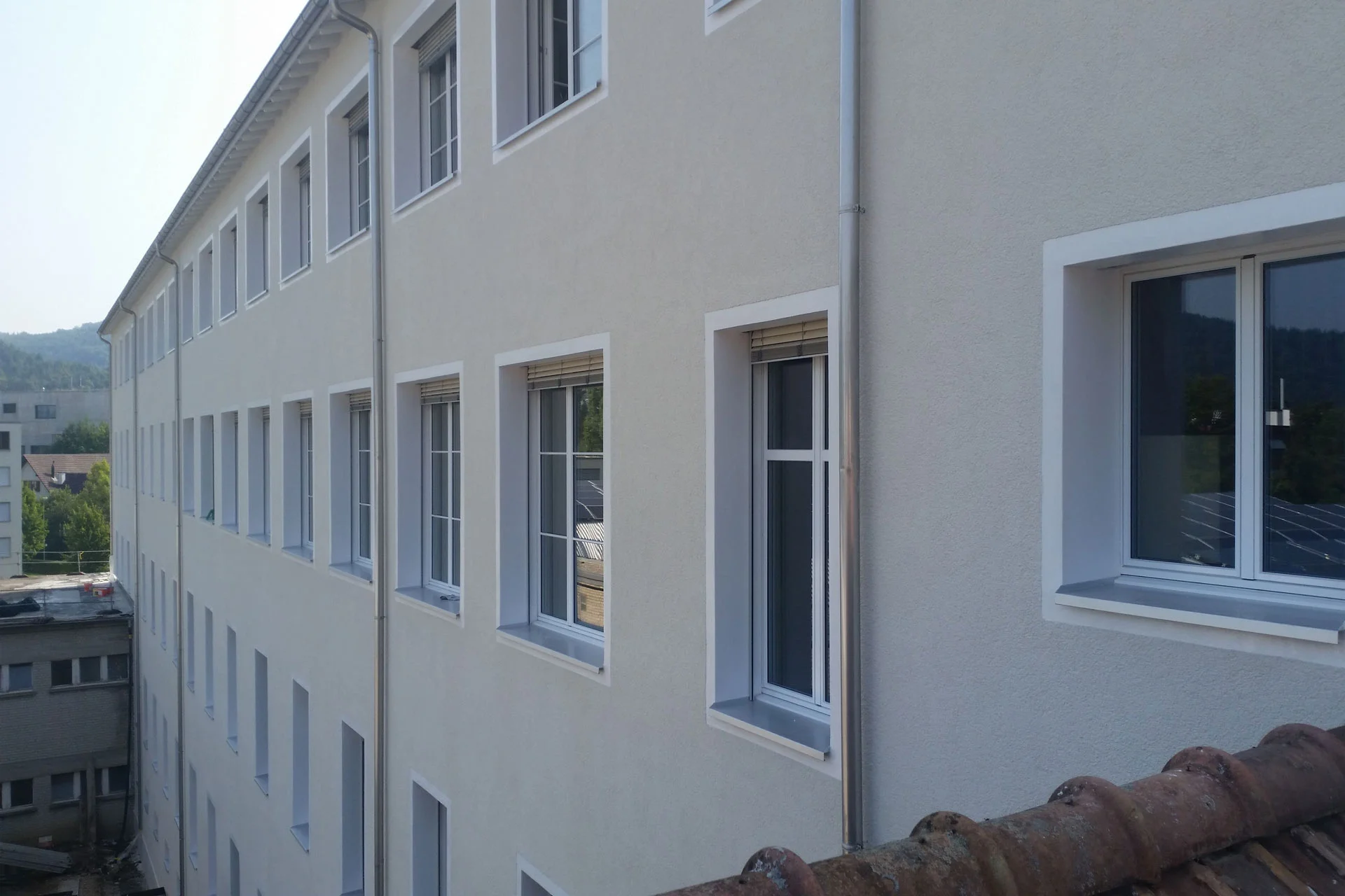 Beiges, großes Haus mit vielen Fenstern. Frisch saniert.