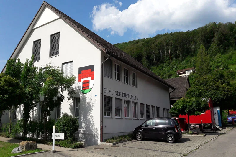 Gemeindehaus von Diepflingen. Auf der einen Seite des Hauses ist das Wappen von Diempflingen.