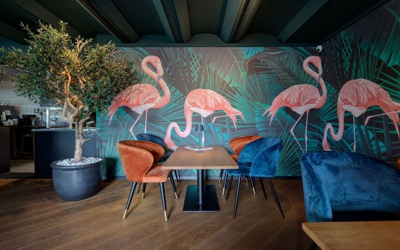 Farb- und Wandgestaltungskonzept eines Restaurants mit Flamingos