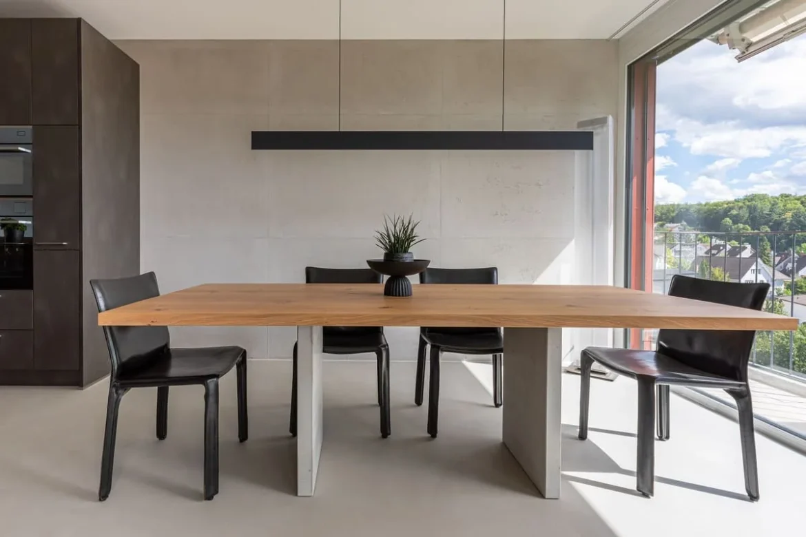 Küchenbereich im Loftstil mit fugenlosem Bodenbelag