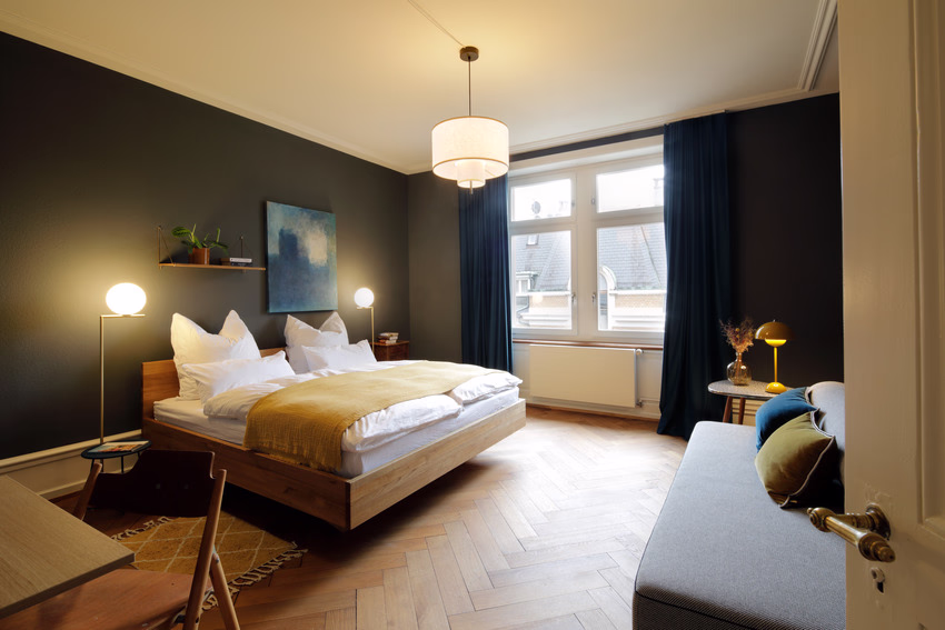 Schlafzimmer im Bed & Breakfast Basel mit einer dunklen Wandfarbe