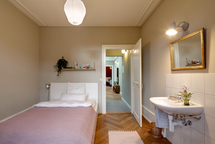 Schlafzimmer im Bed & Breakfast Basel mit einem hellen beigen Wandton