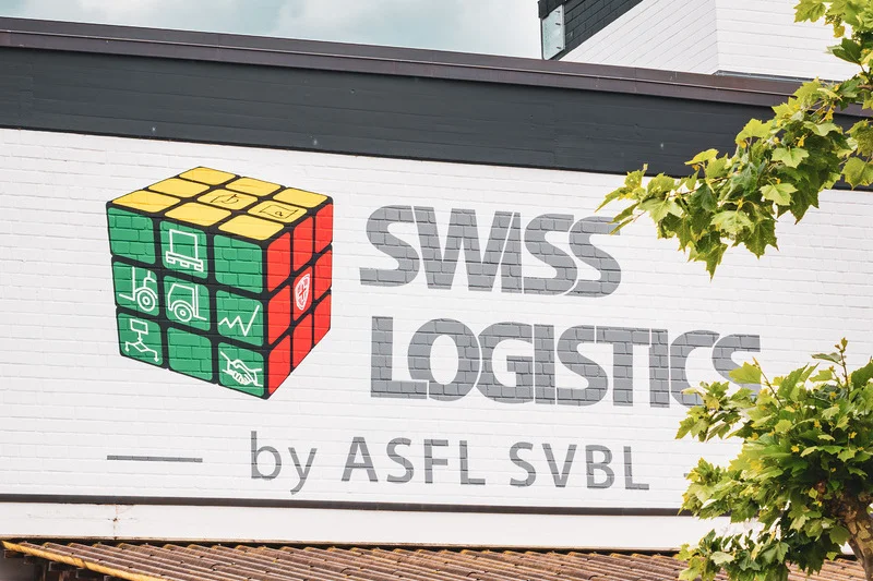 Fertige angemaltes Logo an einer Aussenwand