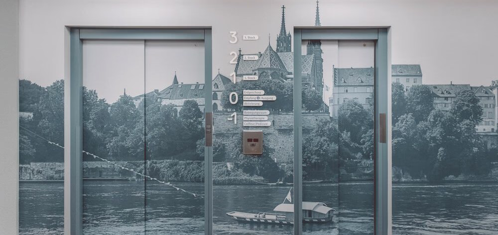 Aufzüge mit bedruckter Glasfasertapete im Haus MOMO