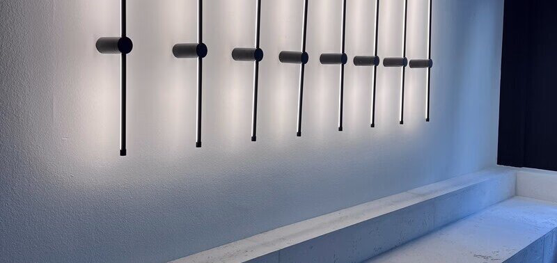 Lichtelemente auf einer Wand mit Betonoptik