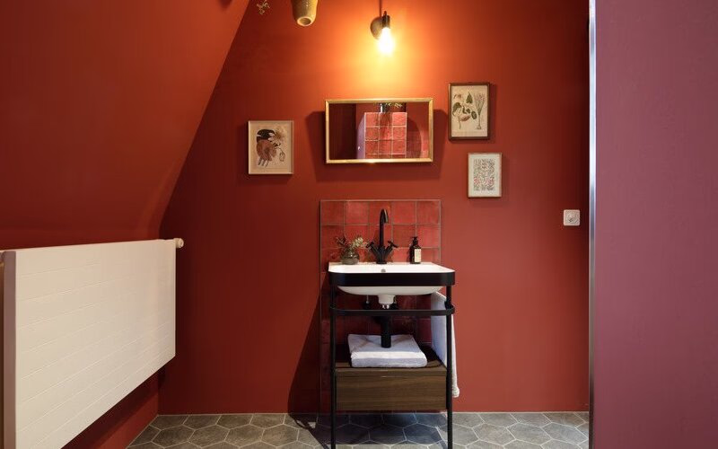 Rote Wand mit einem Lavabo