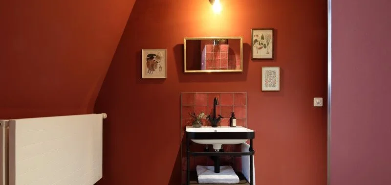Lavabo vor einer roten Wand