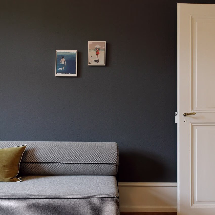 Graue Wand in einem Wohnzimmer