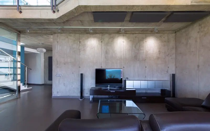 Betonwand in einem Wohnzimmer