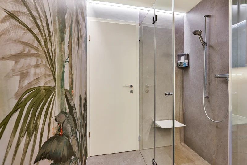 Fugenloses Bad mit Duschkabine und Tapete