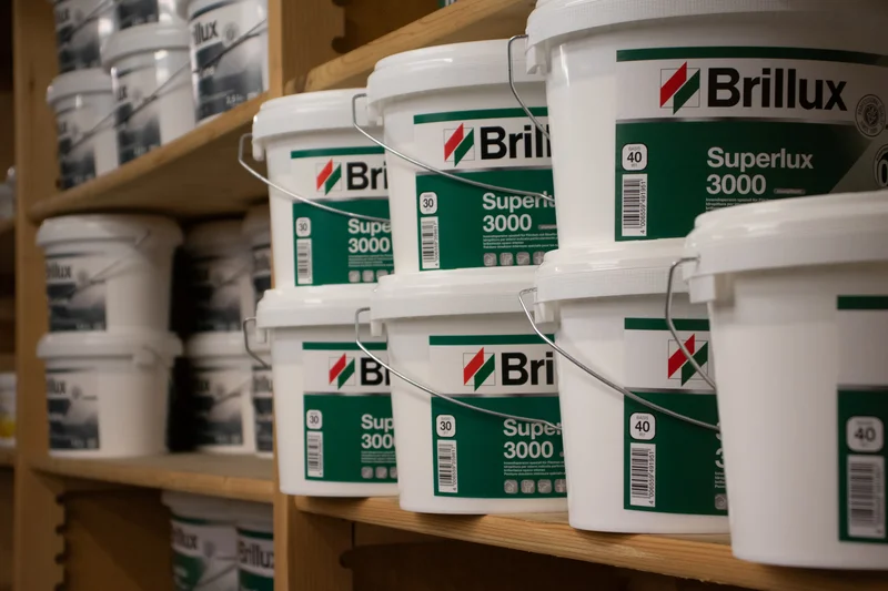 Farbeimer in einem Regal