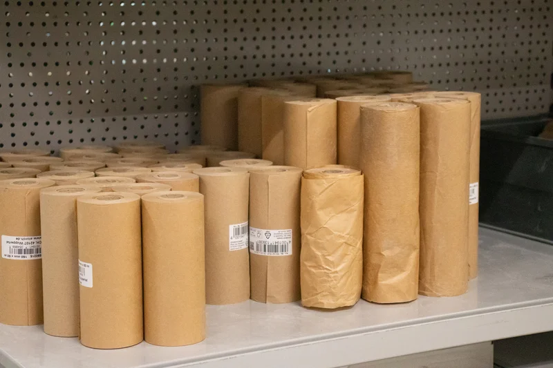 Kreppband für den Malerdirektverkauf an einer Wand