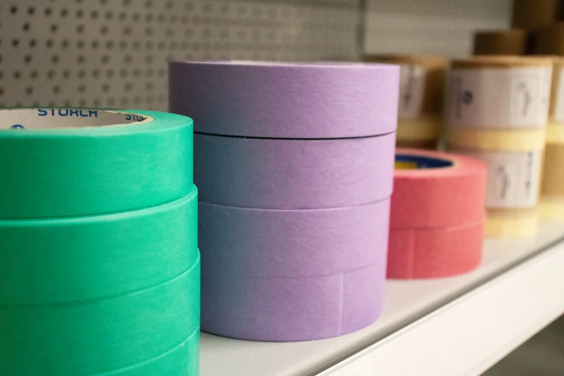 Buntes Kreppband für den Malerdirektverkauf an einer Wand