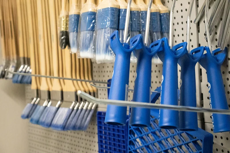 Pinsel für den Malerdirektverkauf an einer Wand