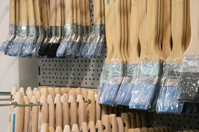 Pinsel für den Malerdirektverkauf an einer Wand
