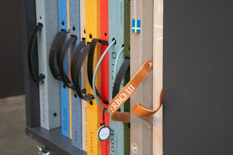 Verschiedene Bücher mit Tapetenmustern